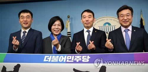 지난 2020년 2월7일 국회 정론관에서 열린 더불어민주당 입당 기자회견에서 '조국 백서' 필자인 김남국 변호사(왼쪽 첫번째·현 국회의원)와 조국 전 법무부 장관 시절 법무·검찰개혁위원회 위원으로 활동한 김용민 변호사(오른쪽 두번째·현 국회의원)가 기념촬영을 하고 있다. 민주당 윤호중(오른쪽 첫번째) 의원과 최민희(왼쪽 두번째) 전 의원이 함께 기자회견을 하면서 김남국·김용민 변호사의 이름을 알렸다.<연합뉴스>